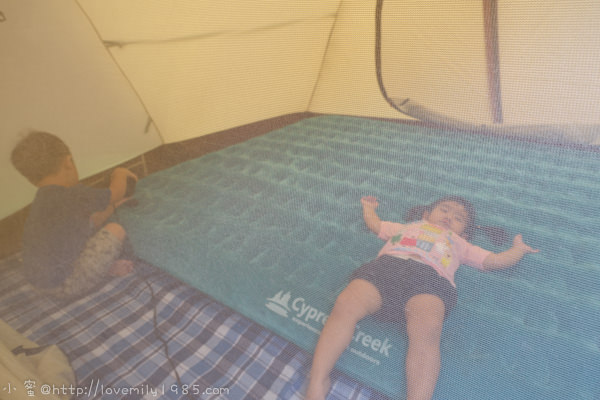 【露營】帶孩子的第一次露營Day1。接觸大自然真的超棒，是都會小孩的大確幸。苗栗雲朵朵露營區