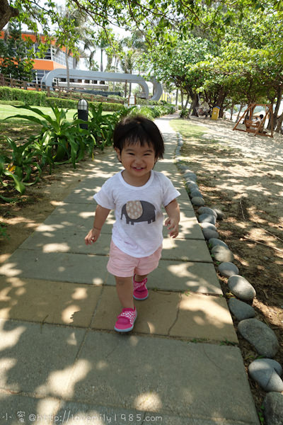蜜30歲生日。不一樣的墾丁　Day2夏都《晃晃。房間介紹。泳池游泳。玩沙》晚餐《墾丁大街On The Table》
