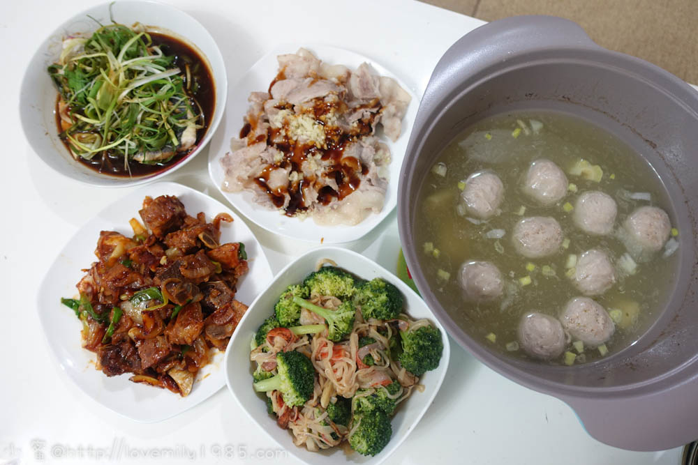 【廚房菜鳥。第一次煮飯就上手】廚房菜鳥里程碑，人生第一次四菜一湯上桌啦！清蒸鱸魚.京都排骨.蟹肉花椰菜.蒜泥白肉.貢丸排骨湯。食譜+實做