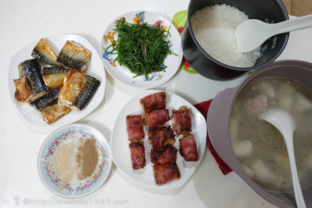 【廚房菜鳥。第一次煮飯就上手】氣炸鍋瞬間變出兩道菜之極簡單食譜。烤鯖魚、培根捲金針菇、清炒水蓮、山藥排骨湯