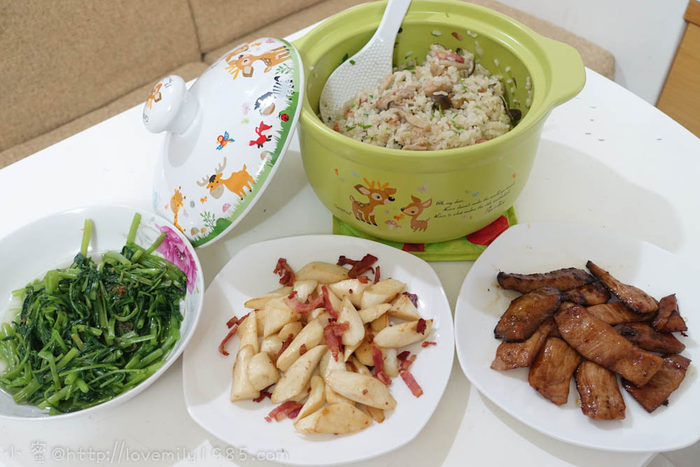 【廚房菜鳥。第一次煮飯就上手】超神奇的麻油香菇雞肉燜飯.培根筊白筍.烤松阪豬～第一次燜飯緊張又刺激，極簡單食譜，快又好吃！