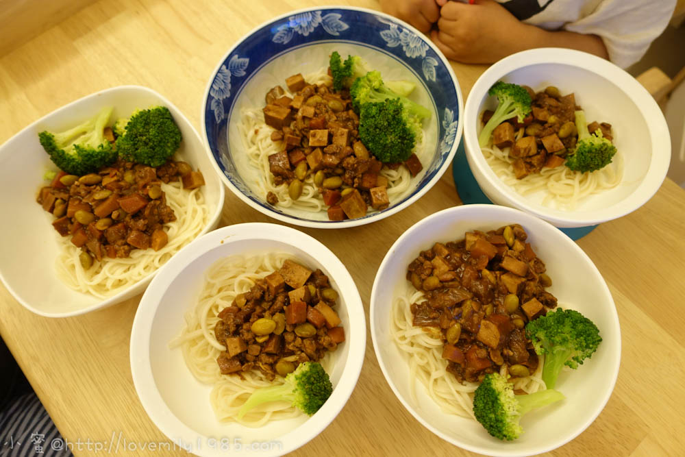 【廚房菜鳥。第一次煮飯就上手】看了一堆食譜綜合做出的～菜鳥牌一鍋炒到底「炸醬麵」！料多微甜～意外的好吃ㄝ！