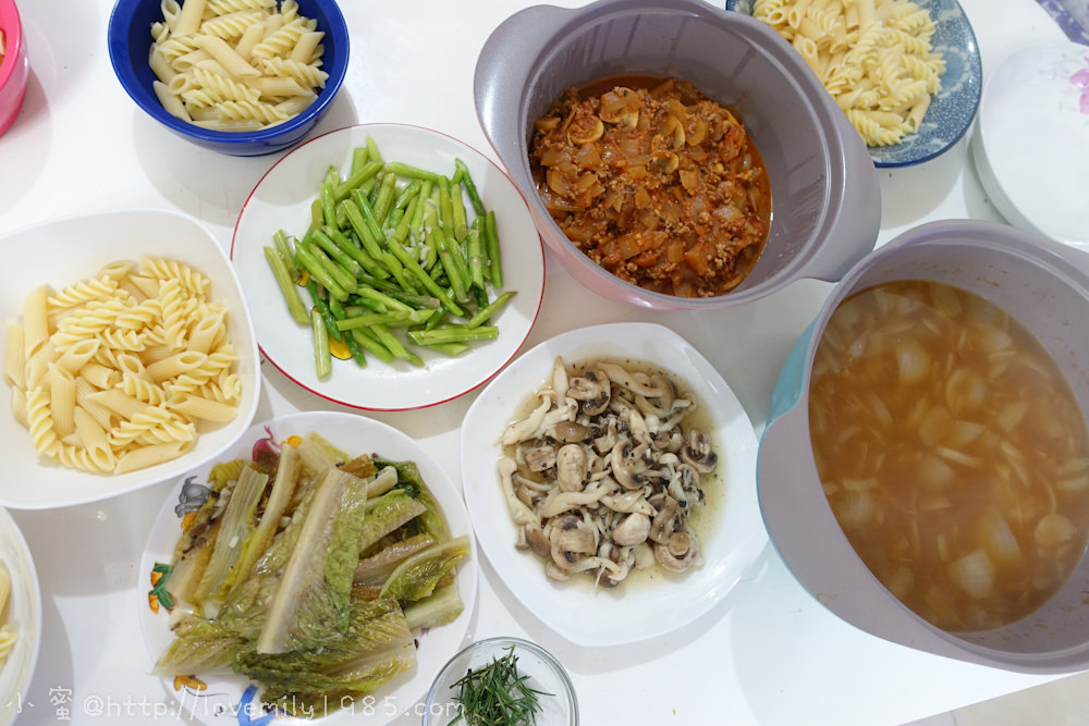 【廚房菜鳥。第一次煮飯就上手】義大利肉醬麵.黑松露醬炒菇.蒜炒蘆筍.黑松露醬炒蘿蔓心.洋蔥湯～西餐的一種，偷吃步醬料大公開。食譜+詳細圖文