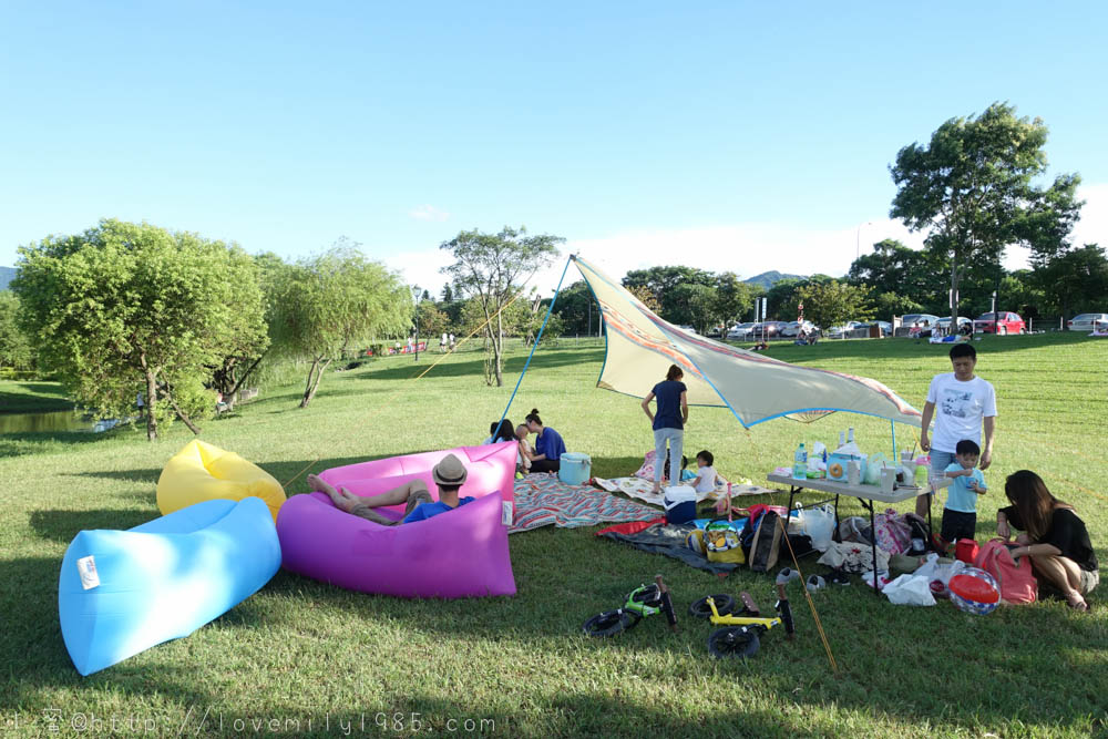 【戶外居家好物必備】實用度超高的Comfy完美二代空氣沙發Air Sofa，野餐、海灘、露營、泳池、雪地、招待朋友～通通可用！(男人/中性花色登場。雪地迷彩＆長頸鹿紋)