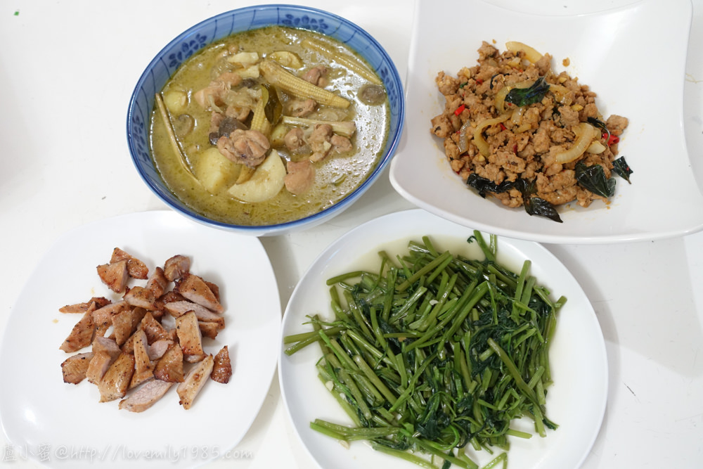 【廚房菜鳥。第一次煮飯就上手】在家也能吃泰式料理。綠咖哩椰汁雞.打拋豬肉搭配蒜炒空心菜&烤松阪豬(給小孩吃)，一道超成功～婆婆說味道超級對的下飯料理！食譜+實作