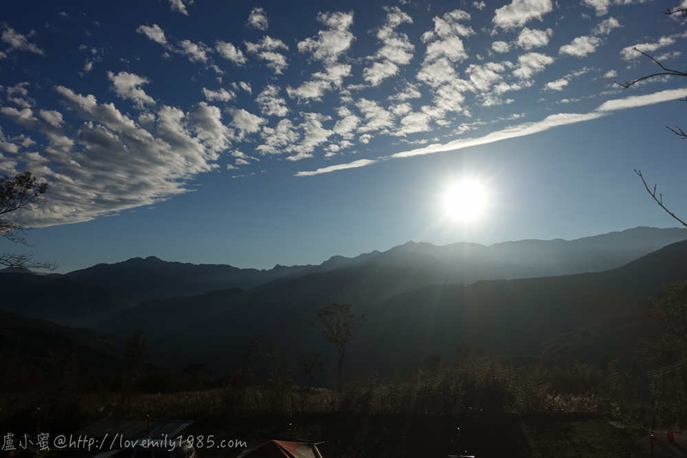 【露營】有點上手的第四露。新竹尖石鄉怡然自德營地 Day3 早晨的空氣好新鮮景好美.熱到翻收帳～避開內灣塞車＠Z咖啡廳