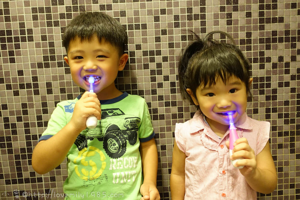 【小孩愛刷牙】把關孩子牙齒的健康是父母的責任。VIVATEC Lux360度兒童電動牙刷