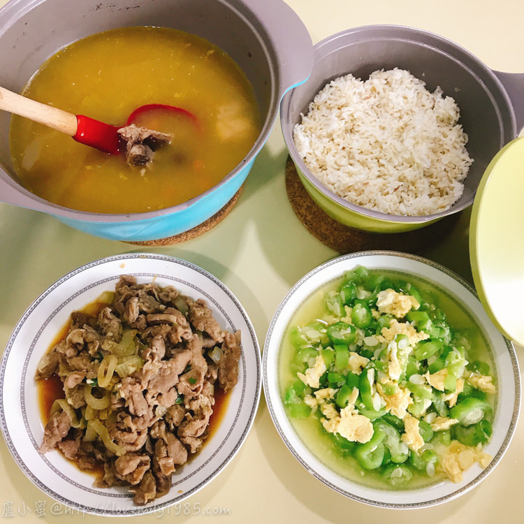 【廚房菜鳥。第一次煮飯就上手】超下飯的照燒豬肉片.滑蛋絲瓜(好像不太滑XD)，食譜+實作，超簡單（今天走一個備料備好好，等煮的狀態）