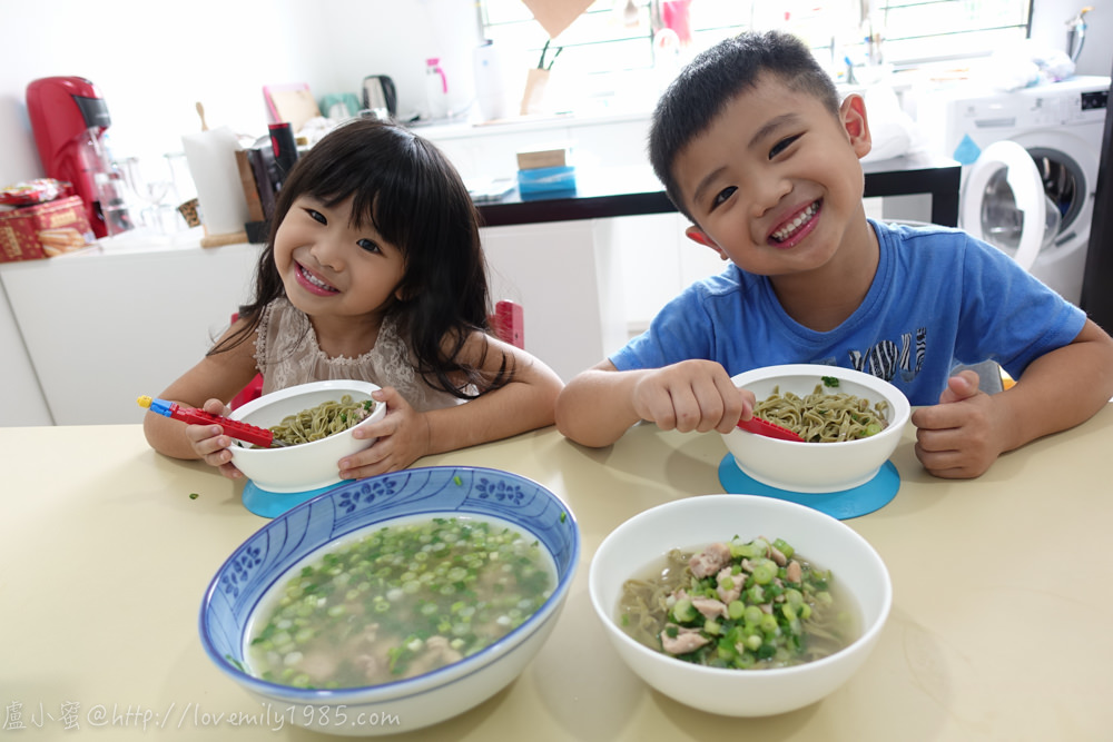 【廚房菜鳥。第一次煮飯就上手】增強抵抗力！快速上菜的「蔥雞湯麵」，超簡單，而且很有雞湯味ㄝ！蔥很多但小孩意外的很愛(改編自詹姆士蔥雞湯)