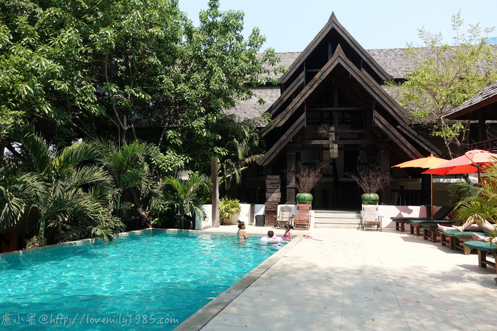 【泰國。清邁。市區親子住宿】雨林精品酒店Rainforest Boutique Hotel。兩大兩小，家庭房型有門當隔間唷！附豐富早餐。附雙泳池～度假感十足