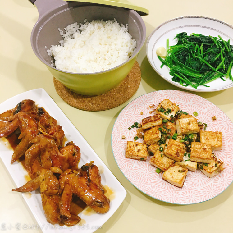 【廚房菜鳥。第一次煮飯就上手】爆炸好吃的「吮指雞翅」～美味到誒搭機！另有不太入味的「椒鹽板豆腐」XD，隨便炒個青菜就是三菜上桌！食譜+有點好笑的實作