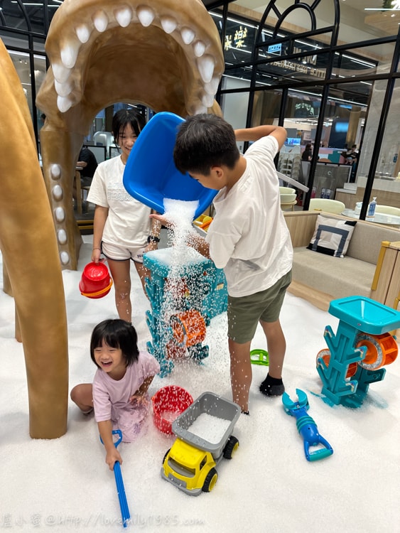 新北室內樂園推薦【新店裕隆城 樂米樂園-北美館】超豪華450坪!設施豐富可以玩超級久~不限時間還有家長座位的親子樂園館 - 第33張圖