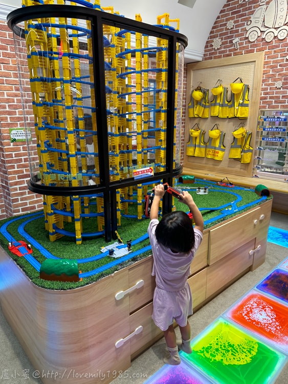 新北室內樂園推薦【新店裕隆城 樂米樂園-北美館】超豪華450坪!設施豐富可以玩超級久~不限時間還有家長座位的親子樂園館 - 第21張圖