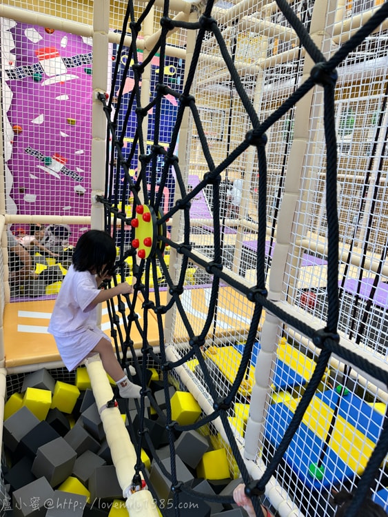 新北室內樂園推薦【新店裕隆城 樂米樂園-北美館】超豪華450坪!設施豐富可以玩超級久~不限時間還有家長座位的親子樂園館 - 第37張圖