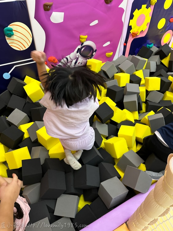 新北室內樂園推薦【新店裕隆城 樂米樂園-北美館】超豪華450坪!設施豐富可以玩超級久~不限時間還有家長座位的親子樂園館 - 第39張圖